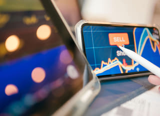 Trader multi-marchés qui analyse les options sur Bitcoin Ethereum et le forex